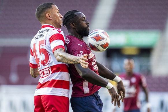 Le defenseur valaisan Leo Lacroix, gauche, lutte pour le ballon avec l&#039;attaquant genevois Grejohn Kyei, droite, lors de la rencontre de football de Super League entre le Geneve Servette FC et le  ...