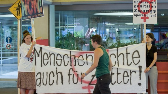 Demo gegen Zwangsoperationen vor dem Inselspital in Bern 2009