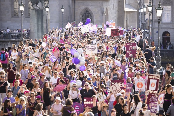 Teilnehmende protestieren am Demonstrationsumzug des Frauenstreiks, am Mittwoch, 14. Juni 2023 in Zuerich..(KEYSTONE/Michael Buholzer).
