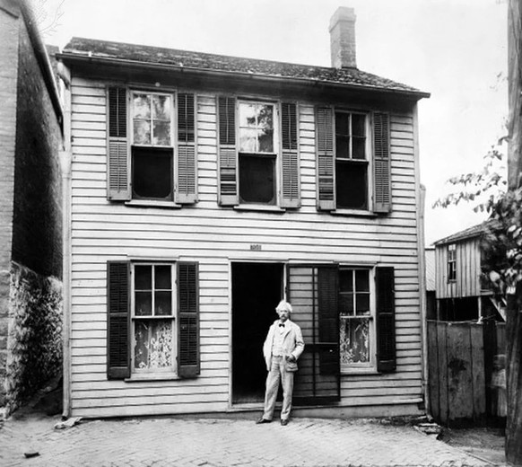 Mark Twain vor seinem Elternhaus, fotografiert im Jahr 1902.