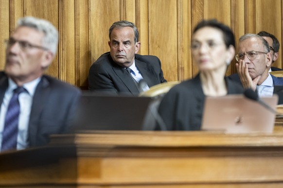 Mitte Praesident Gerhard Pfister, Mitte-ZG, 2. von links, verfolgt die Debatte um die Finanzierung der Armee, an der Sommersession der Eidgenoessischen Raete, am Montag, 3. Juni 2024 im Staenderat in  ...