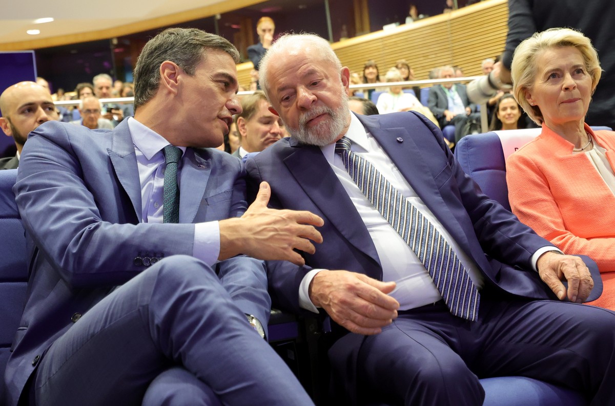 epa10751124 (L-R) Spain's Prime Minister Pedro Sanchez, Brazil's President Luiz Inacio Lula da Silva and President of the European Commission Ursula von der Leyen attend the EU-LAC Business  ...