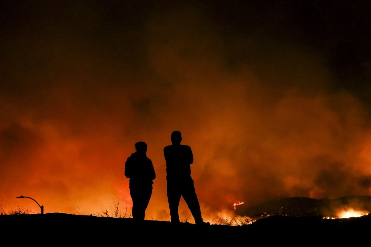 Le feu ravage Santa Clarita.
