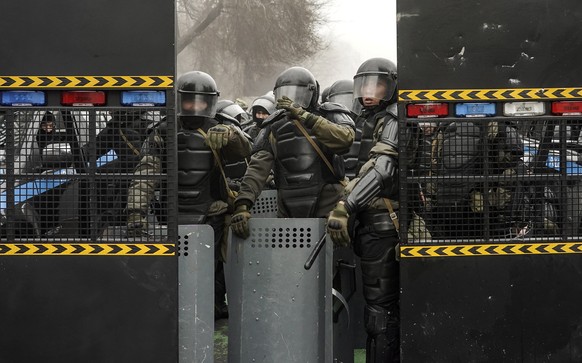 epaselect epa09667767 Riot police officers block a street during a protest rally over a hike in energy prices in Almaty, Kazakhstan, 05 January 2022. Protesters stormed the mayor&#039;s office in Alma ...