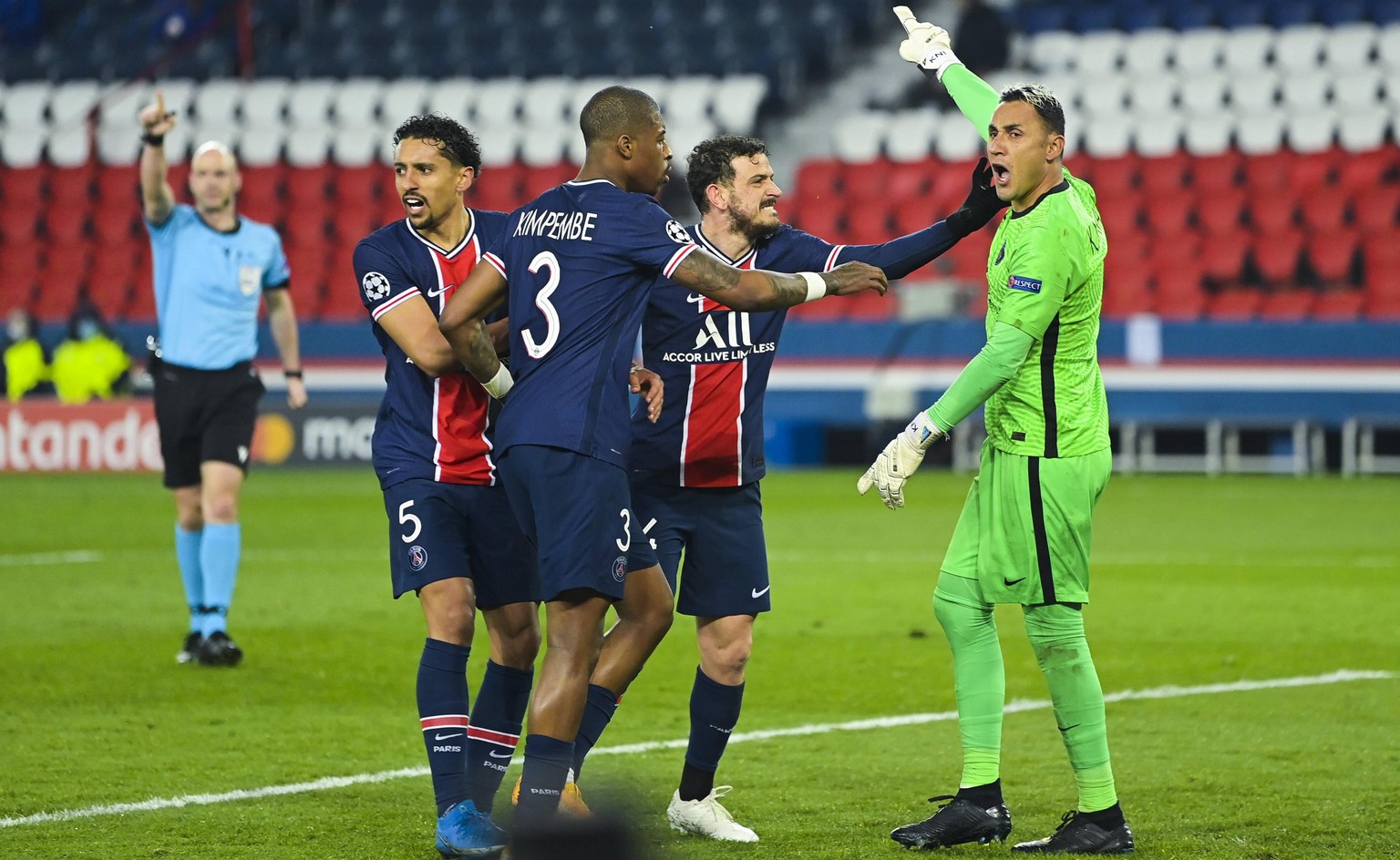 Sport Bilder des Tages joie des joueurs du PSG apres l arret de Keylor Navas PSG sur le penalty de Lionel Messi Barcelone FOOTBALL : PSG vs FC Barcelone - 1/8e de Finale retour Ligue des Champions - 1 ...