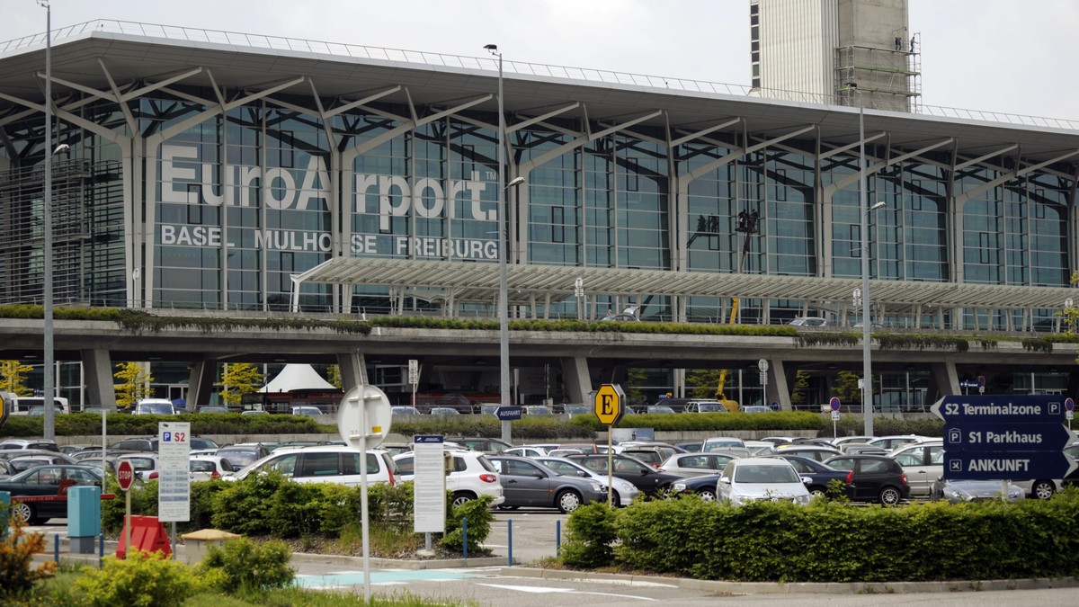 ARCHIVBILD ZUR NEUJAHRS-MEDIENKONFERENZ DES EUROAIRPORT BASEL-MUELHAUSEN AM 18. JANUAR 2017 -- Der Flughafen "EuroAirport", aufgenommen am Mittwoch, 27. April 2011, in Basel. Ein Mitarbeiter ...