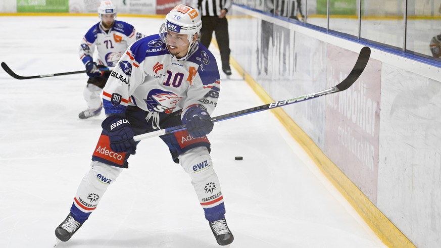 Zuerichs Sven Andrighetto, vorne, waehrend einem Vorbereitungsspiel der National League, zwischen dem HC Davos und den ZSC Lions, am Freitag, 25. September 2020, in Herisau. (KEYSTONE/Gian Ehrenzeller ...