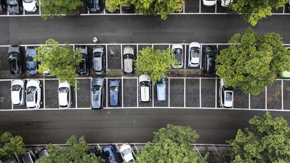 Der Parkplatz Mythenquai, fotografiert am Dienstag, 16. Juli 2024 in Zuerich. Die Stadt Zuerich baut rund 250 Parkplaetze ab und baut einen ueber 20 000 Quadratmetern Park direkt am See. Die Sukkulent ...