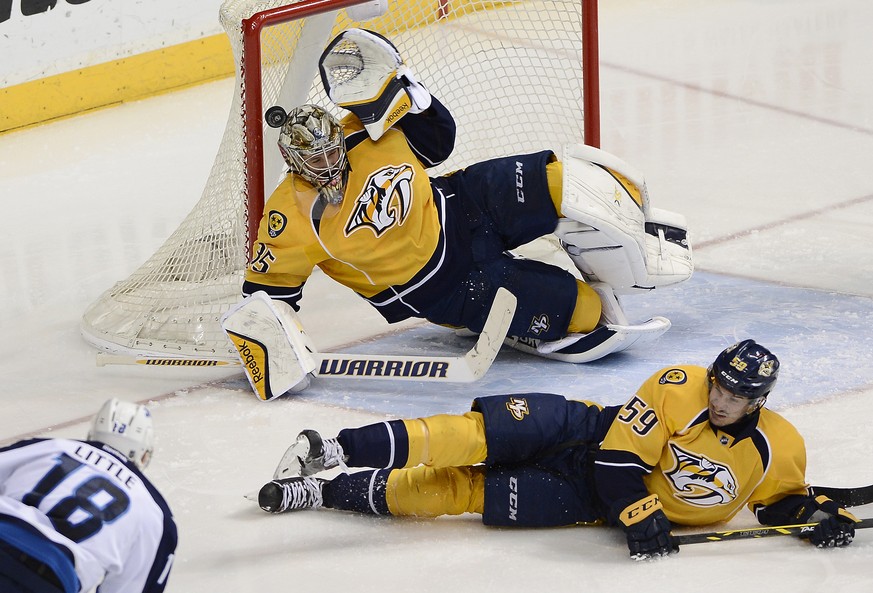 Roman Josi schlittert in die Schussbahn, um seinem Torhüter Pekka Rinne beizustehen.