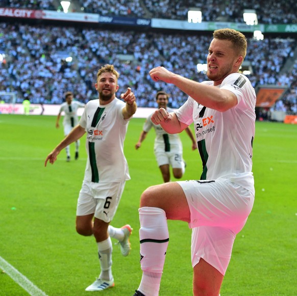 IMAGO / fohlenfoto

06.08.2022; Moenchengladbach; Fussball, Herren, 1. Fussball-Bundesliga, Saison 2022/2023, Borussia Moenchengladbach vs. TSG 1899 Hoffenheim Torjubel bei Torschuetze Nico Elvedi (Gl ...