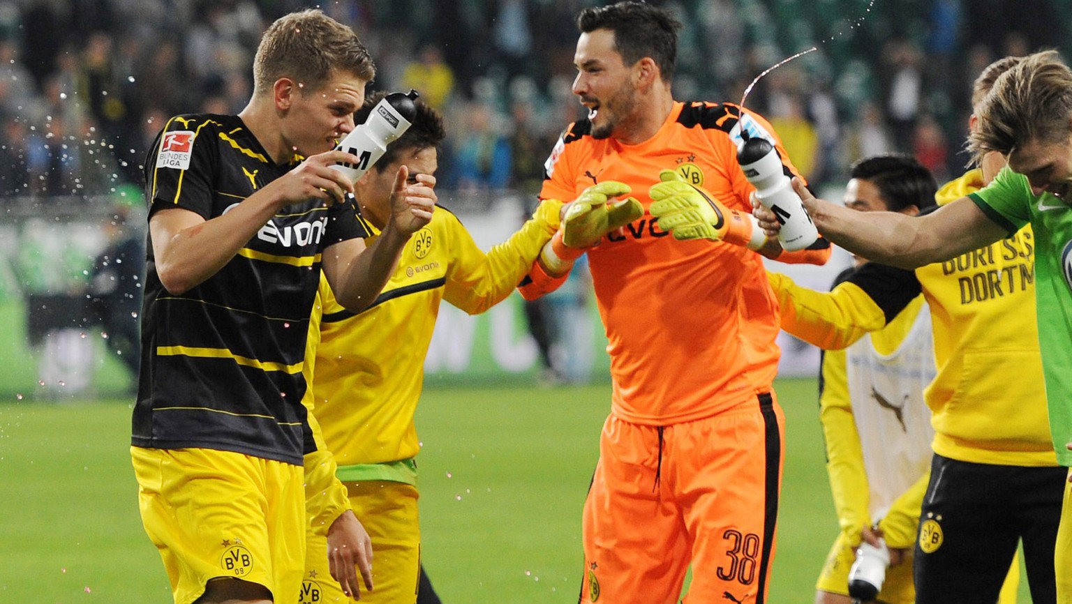 20.09.2016; Wolfsburg; Fussball Bundesliga - VFL Wolfsburg - Borussia Dortmund; Torhueter Roman Buerki (Dortmund) jubelt mit Teamkollegen
(Frank Peters/Witters/freshfocus)