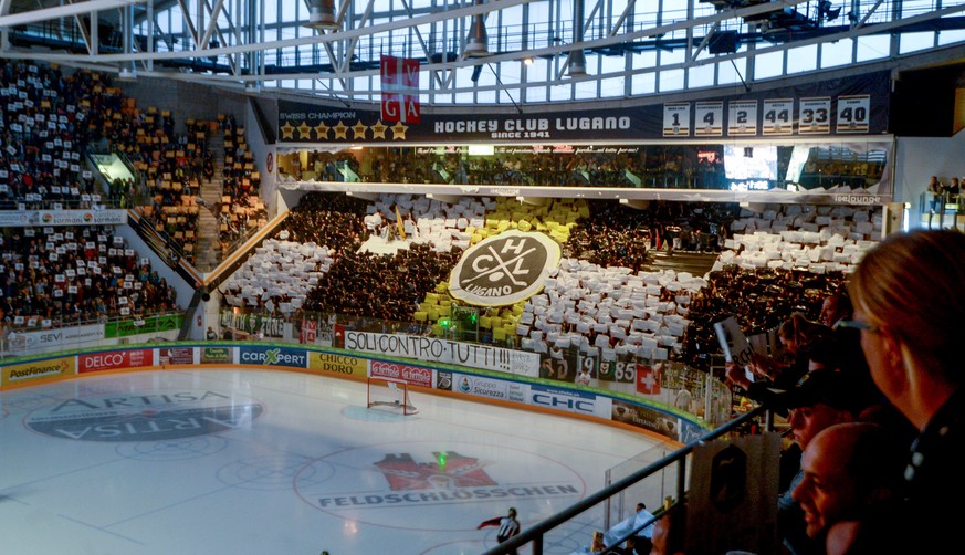 Die Lugano Fans in der Kurve Nord mit einer Choreografie im fuenften Eishockey Playoff-Finalspiel der National League A zwischen dem HC Lugano und dem SC Bern, in der Resega Halle in Lugano, am Dienst ...