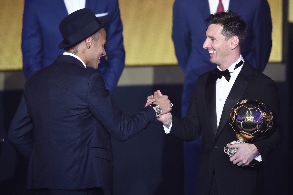 epa05097758 Argentina's Lionel Messi (R) is congratulated by Brazil's Neymar after winning the FIFA Men's soccer player of the year 2015 prize during the FIFA Ballon d'Or awarding  ...