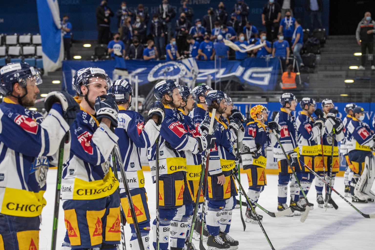 Die Zuger nach der Niederlage beim Spiel 3 des Playoff 1/2 Finalspiel der Eishockey Meisterschaftsspiel der National League zwischen dem EV Zug und den SC Rapperswil Jona Lakers vom Donnerstag, 29. Ap ...