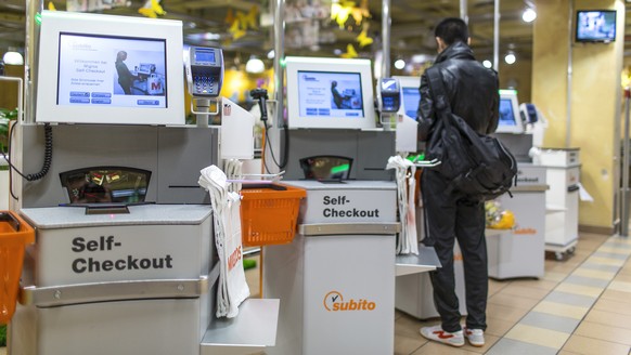 A customer uses the self-checkout, pictured on March 5, 2013, at the Migros branch in Baden, Switzerland. Migros is Switzerland&#039;s the largest retail company. (KEYSTONE/Gaetan Bally)

Ein Kunde be ...