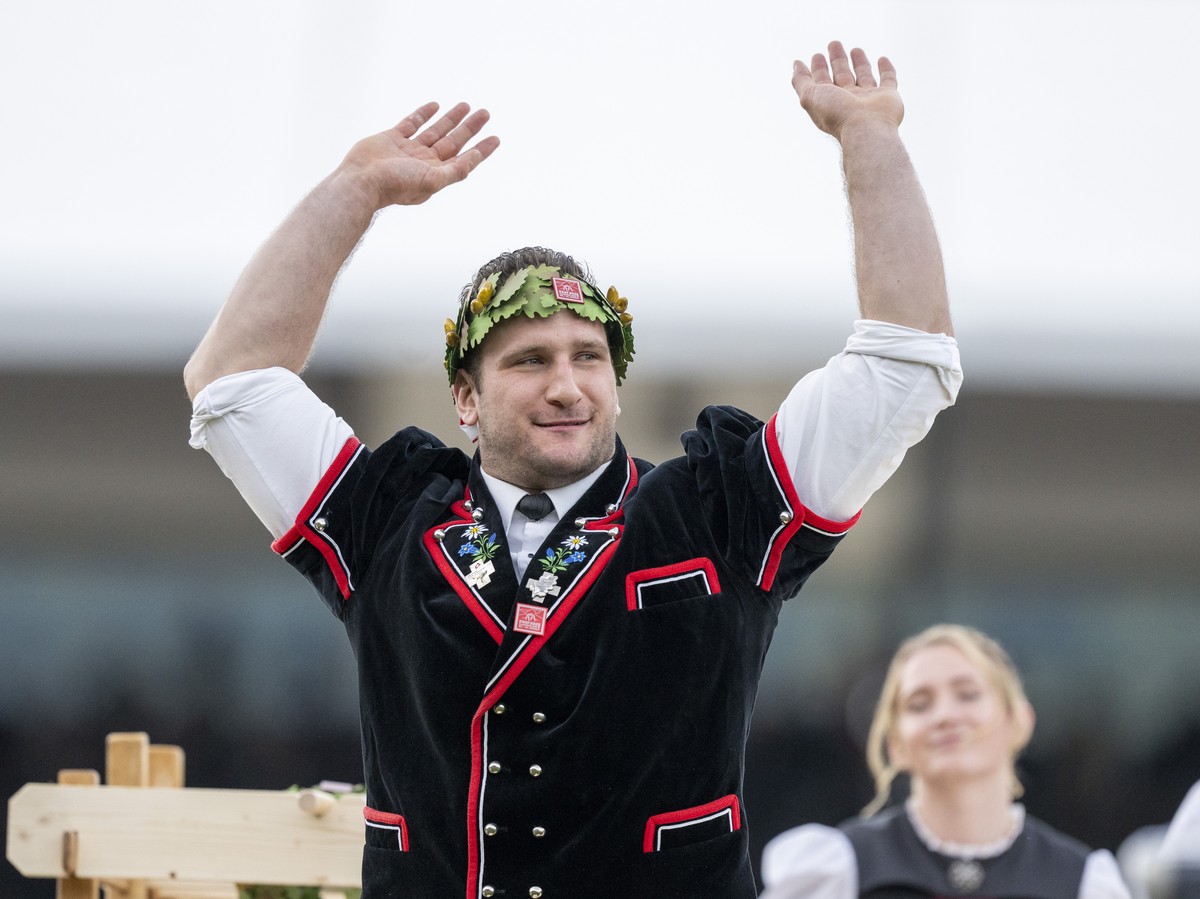 KEYPIX - Armon Orlik, mitte, erhaelt den Kranz des Schwingerkoenig nach dem Schlussgang beim Eidgenoessischen Schwing- und Aelplerfest 2025 Glarnerland (ESAF), am Sonntag, 31. August 2025, in Mollis.  ...