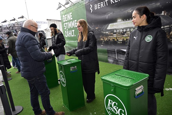 Saisonabonnentinnen und -abonnenten des FC St. Gallen bei der Stimmabgabe fuer den neuen Stadionnamen des FCSG vor dem Fussballspiel der Super League FC St. Gallen gegen FC Lausanne Sport im Kybunpark ...