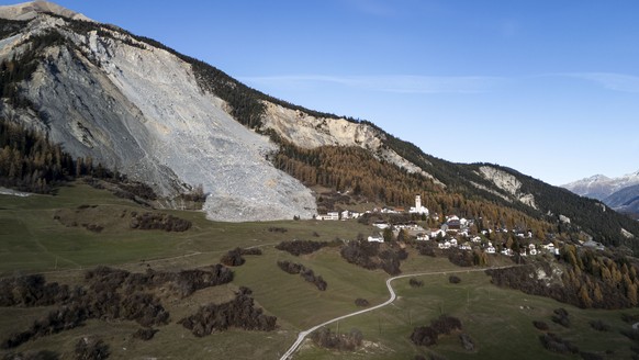 An overview of Brienz-Brinzauls, on Sunday, November 17, 2024, in Brienz-Brinzauls. On June 15, 2023, a stream of rock debris almost reached the village, which was evacuated at the time. Now another 1 ...