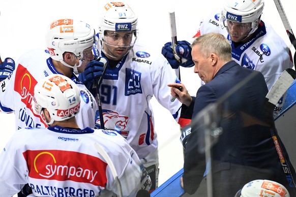 Zurich&#039;s coach Hans Wallson, right, instructs his players, during the fourth leg of the Playoffs quarterfinals game of National League A (NLA) Swiss Championship between Switzerland&#039;s HC Lug ...