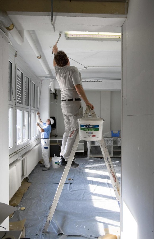 Maler am 22. Februar 2007 bei der Arbeit waehrend Umbauarbeiten in einem Buerogebaeude in Zuerich. (KEYSTONE/Gaetan Bally)

Painters at work during home remodeling in an office building in Zurich, Swi ...