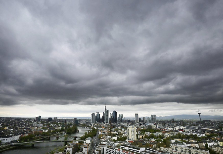 epa03196923 A new view of Frankfurt&#039;s financial district presents itself from the construction site of the new headquarters of the European Central Bank (ECB) in Frankfurt Main, Germany, 26 April ...