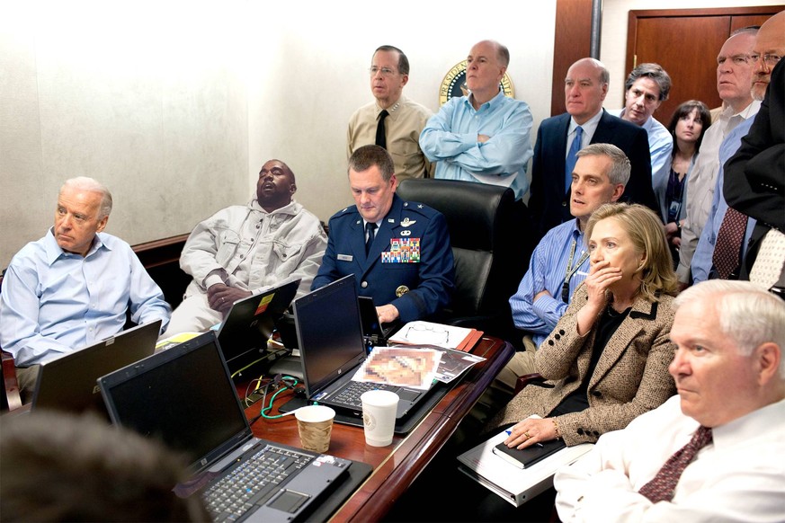 Tötung von Osama Bin Laden: US-Präsident Barack Obama (hier ersetzt durch Kanye) diskutiert mit seinem Sicherheitsteam die Militäraktion «Operation Neptune’s Spear» am 1. Mai 2011.