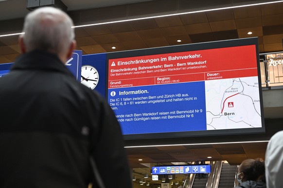 Passagiere informieren sich auf den Anzeigetafeln im Bahnhof Bern ueber Zugausfaelle und Verspaetungen am Freitag, 2. Oktober 2020. Im Raum Bern ist der Zugverkehr seit Freitagmorgen stark gestoert. Z ...