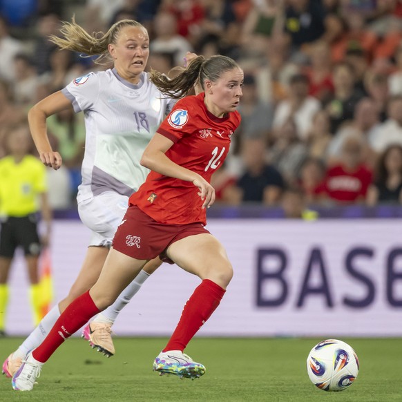 Norway&#039;s midfield Frida Maanum, left, against Switzerland&#039;s midfield Smilla Vallotto, right, during the UEFA Women&#039;s EURO 2025 Group A soccer match between Switzerland and Norway at the ...
