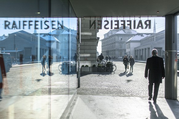 Passers-by in front of the Raiffeisen bank at the Limmatquai in Zurich, Switzerland, pictured on January 23, 2013. (KEYSTONE/Gaetan Bally)

Passanten vor der Bank Raiffeisen am Limmatquai in Zuerich,  ...