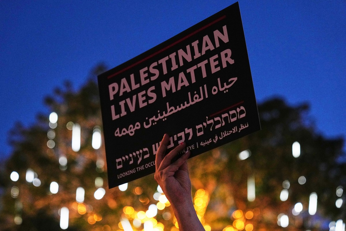 People protest against settlers violence in the West Bank, in Tel Aviv, Israel, Thursday, April 16, 2026. (AP Photo/Ariel Schalit)
Israel Palestinians