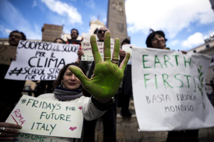 epa07296705 Demonstrators protest against the inefficiency of policies on climate change in front of the Italian parliament at Montecitorio square in Rome, Italy, 18 January 2019. EPA/ANGELO CARCONI