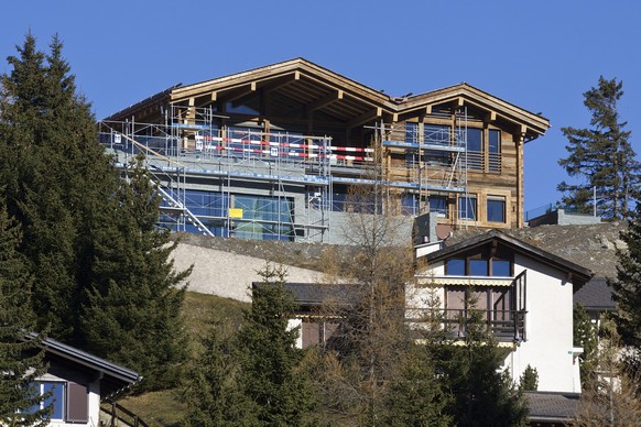 Die im Rohbau fertiggestellte Doppelvilla &quot;Bellavista A&quot; des Schweizer Tennisstars Roger Federer in Lenzerheide-Valbella, aufgenommen am Donnerstag, 15. November 2012. (KEYSTONE/Arno Balzari ...