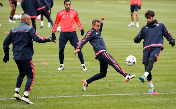 Martinez (rechts) wird im Training gestern von Rafinha bedrängt, Vidal und Benatia schauen gespannt zu.