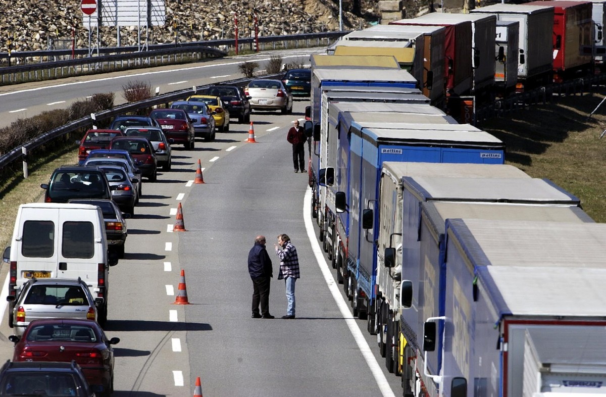 Am Dienstagnachmittag den 2.April 2002 ging nichts mehr auf der A2, zwischen Quinto und Airolo.(KEYSTONE/Karl Mathis)