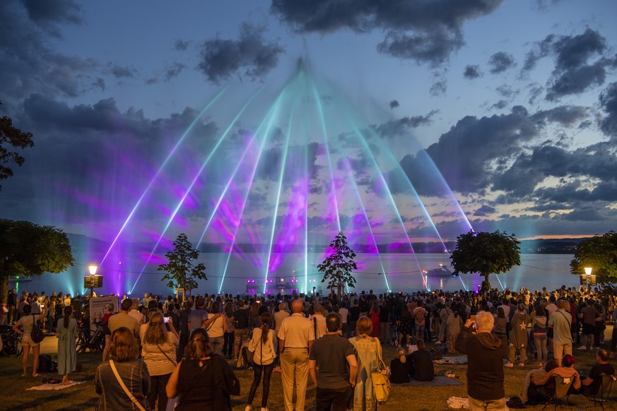 Wasser und Lichteffekte verzaubert die Seepromenade des Zugersee in der Stadt Zug anlaesslich der multimedialen Wassershow, Zug Magic, am Dienstag, 4. Juli 2023 in Zug. Die Wassershow wird jeden Abend ...