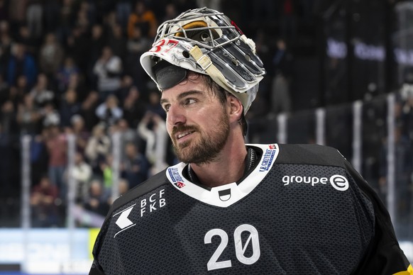 Torhueter Reto Berra (HCFG) jubelt nach dem Sieg zum 4-0 gegen HC Lugano, HCL, beim Eishockey Meisterschaftsspiel der National League A zwischen dem HC Fribourg Gotteron, HCFG, und dem HC Lugano, HCL, ...