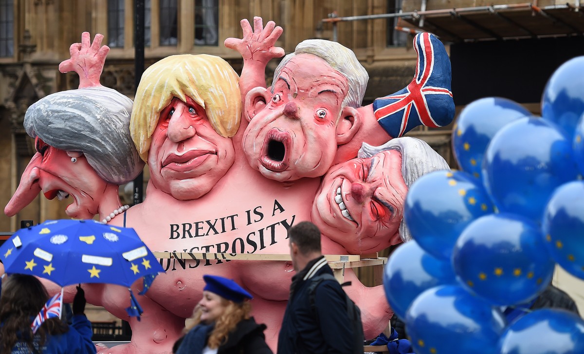 epa07221701 Pro EU protesters demonstrate outside parliament calling for People's Vote in London, Britain, 10 December 2018. Media reports on 10 December 2018 state that British Prime Minister, T ...