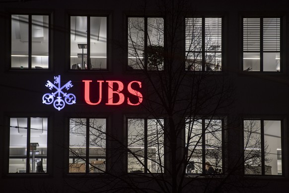 ARCHIVBILD ZU DEN QUARTALSZAHLEN DER UBS --- Das Logo der Bank UBS leuchtet am Montag, 21. Januar 2019 in Zuerich. (KEYSTONE/Ennio Leanza)