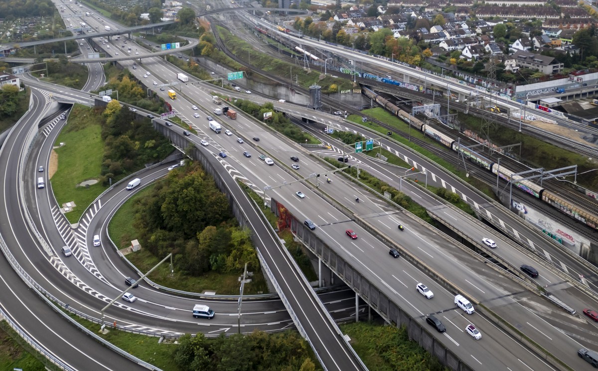 Drohnenaufnahme von der Autobahnverzweigung Hagnau / Basel St. Jakob von Birsfelden aus gesehen, am Donnerstag, 17. Oktober 2024. Der geplante Rheintunnel soll an die bestehenden Achsen von und nach D ...