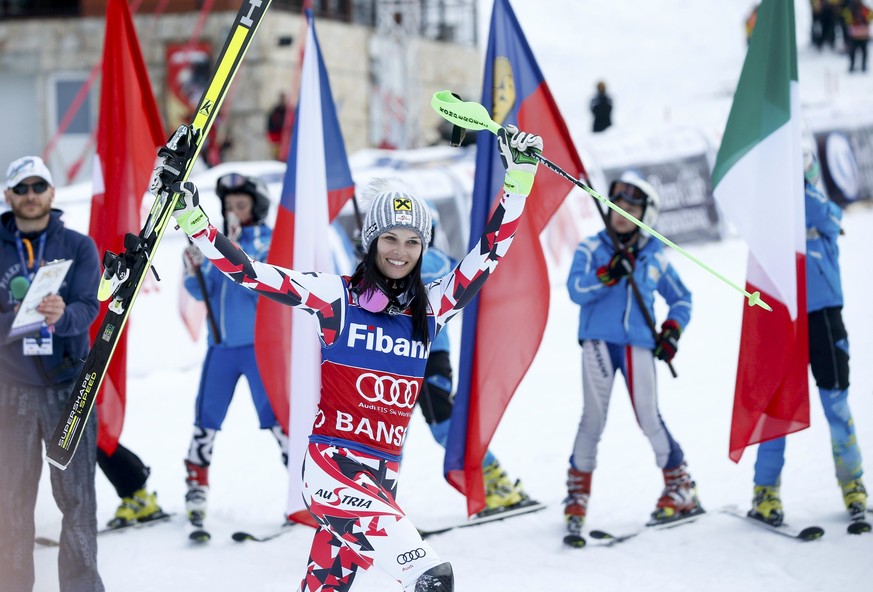 Die Österreicherin gewinnt ein turbulentes Rennen im bulgarischen Bansko.