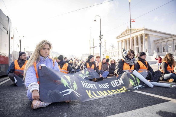 Bilder des Jahres 2023, News 12 Dezember News Themen der Woche KW49 News Bilder des Tages Wien, �sterreich. 8. Dezember 2023. Klimaaktivisten der Gruppe Letzte Generation �sterreich kleben sich bei ei ...