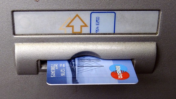 Eine Karte in einem Bancomat, aufgenommen in Zuerich am Donnerstag, 23. Januar 2014. Im Schweizer Zahlungsverkehr ist es am vergangenen Dienstag, 21. Januar 2014 zu einer grossen Panne gekommen: Alle  ...