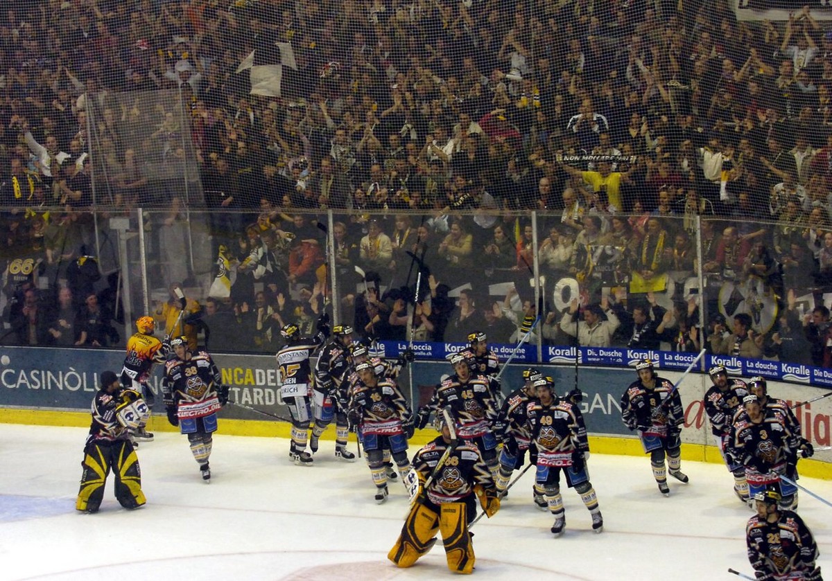 Die Fans der Luganesi toben vor Freude – soeben hat ihr Team die sensationelle Aufholjagd gegen Ambri mit dem vierten Sieg in Serie besiegelt.