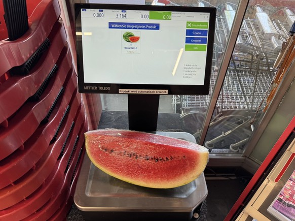Innovation im Supermarkt Halk Pazari in Zürich-Oerlikon: Diese Waage des US-Herstellers Mettler Toledo soll den Einkauf von Gemüse und Früchten einfacher und schneller machen.