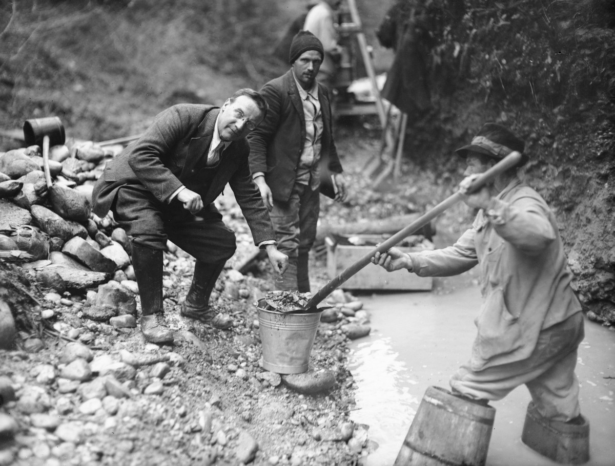 Goldsucher waschen Gold an einem Fluss im Emmental, im Kanton Bern, undatierte Aufnahme aus den 20er Jahren. (KEYSTONE/PHOTOPRESS-ARCHIV/Str)