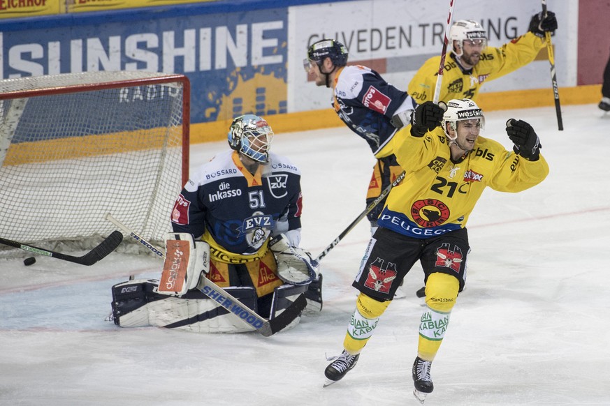 Die Berner mit Simon Moser, rechts, feiern das 3:3 vor Torhueter Tobias Stephan, links, von Zug beim Eishockey Meisterschaftsspiel in der Qualifikation der National League zwischen dem EV Zug und dem  ...