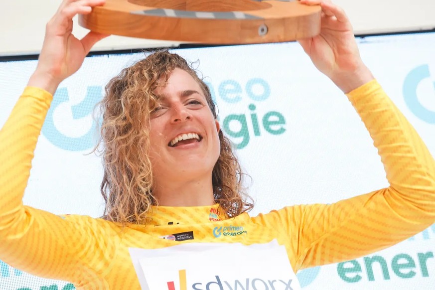 Marlen Reusser nach ihrem Gewinn der Tour de Suisse 2023.