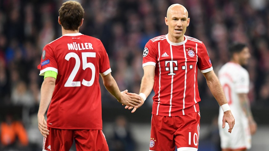 11.04.2018, Bayern, Muenchen: Fussball, Champions League, Bayern Muenchen - FC Sevilla, K.o.-Runde, Viertelfinale, Rueckspiele in der Allianz Arena. Thomas Mueller (l) und Arjen Robben von Bayern Muen ...