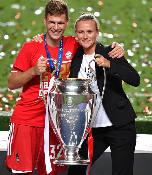 Fussball Champions League/ Finale/ Paris St. Germain - Bayern Muenchen 0-1 Joshua KIMMICH Bayern Muenchen und Kathleen KRUEGER Teammanagerin FCB mit Cup,Pokal,Trophaee,trophy, Siegerehrung, Fussball C ...