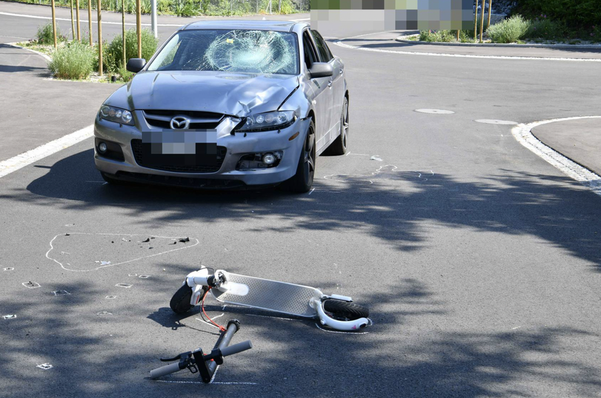 Bei der Frontalkollision ist die E-Trotti-Fahrerin schwer verletzt worden.